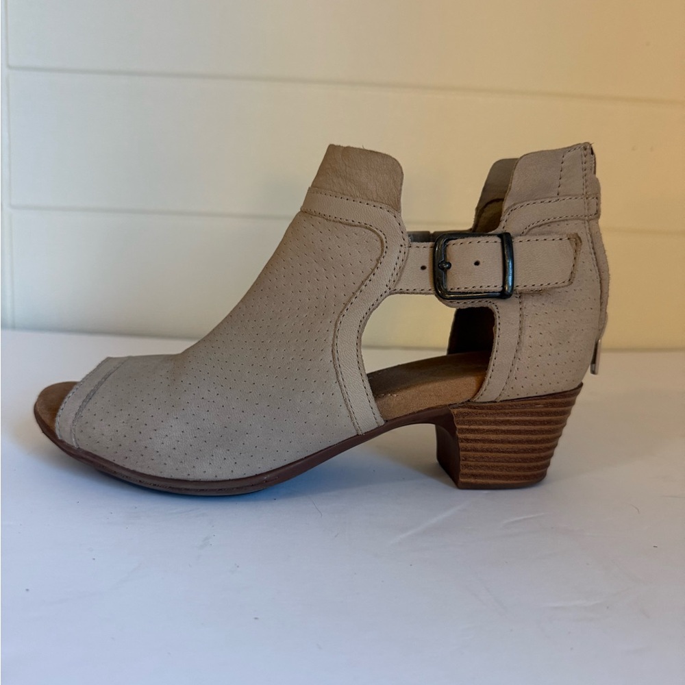 Clarks Valarie Kimble Tan Peep-Toe Heeled Bootie w padded Sole & Back Zipper